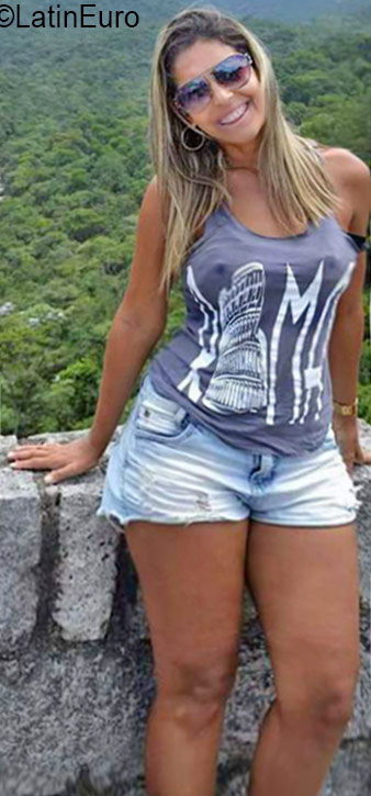 Date this charming Brazil girl Adriana from Rio De Janeiro BR9775