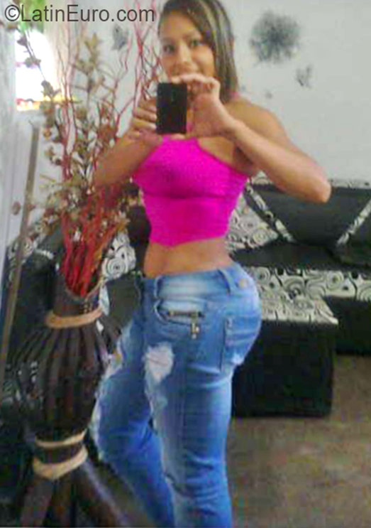 Date this hard body Colombia girl Solanyi from Medellin CO19518