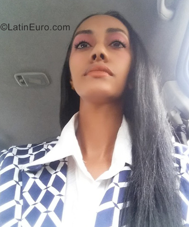 Date this voluptuous Dominican Republic girl Esther from Santo Domingo DO26826