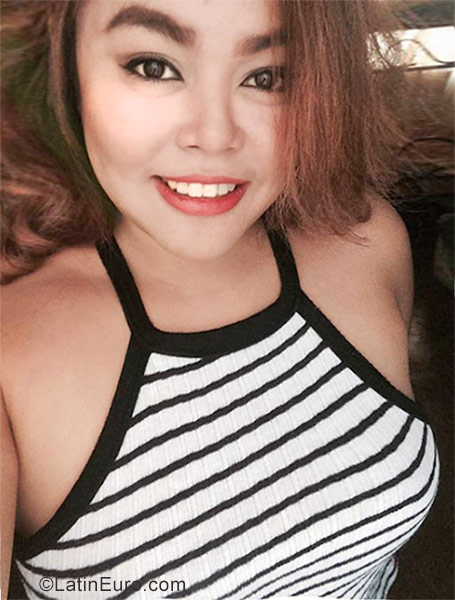 Date this attractive Philippines girl Chie from Manila PH935
