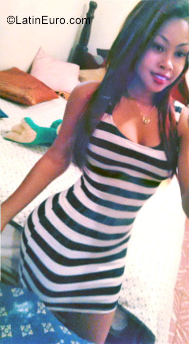 Date this gorgeous Dominican Republic girl MARIANGEL from Samana DO26973
