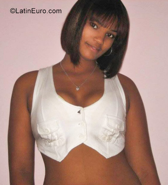 Date this gorgeous Dominican Republic girl Merlyn from Santo Domingo DO27002