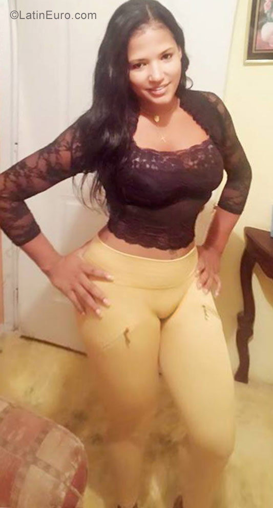Date this charming Dominican Republic girl Amarilis from Santo Domingo DO27024