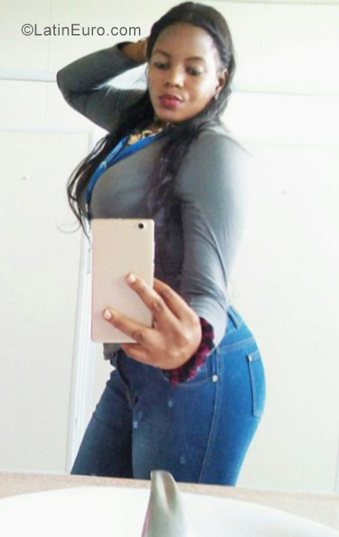 Date this exotic Dominican Republic girl Hiyya from Santo Domingo DO27106