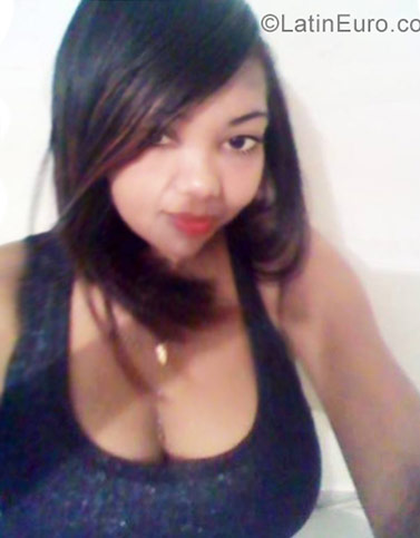 Date this sultry Dominican Republic girl Yine from Santo Domingo DO28039