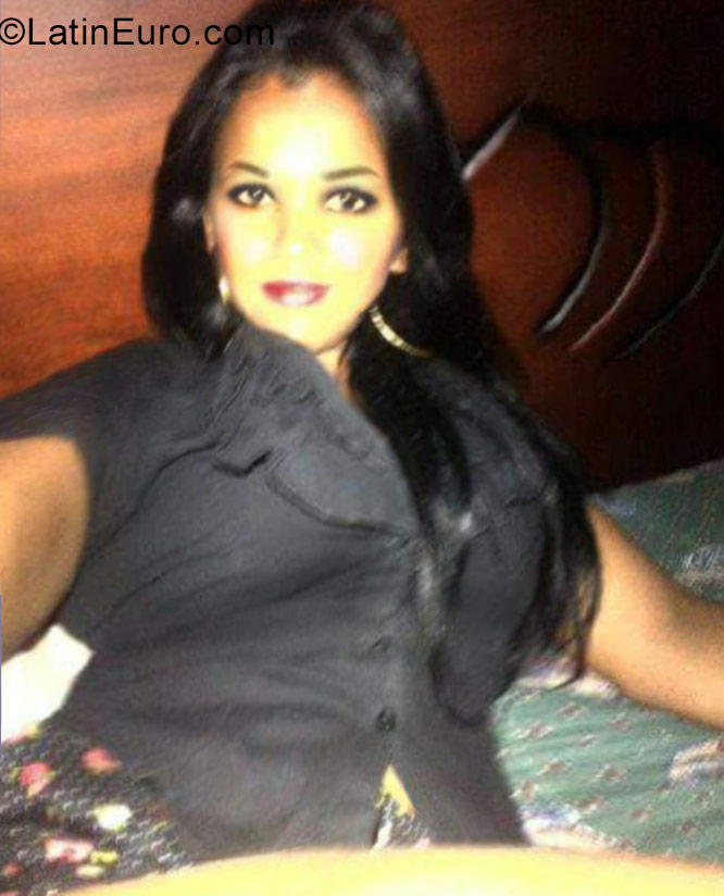 Date this foxy Dominican Republic girl Karina from Santiago DO28165