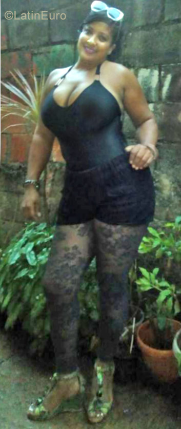 Date this charming Dominican Republic girl Cristina from Santo Domingo DO28172