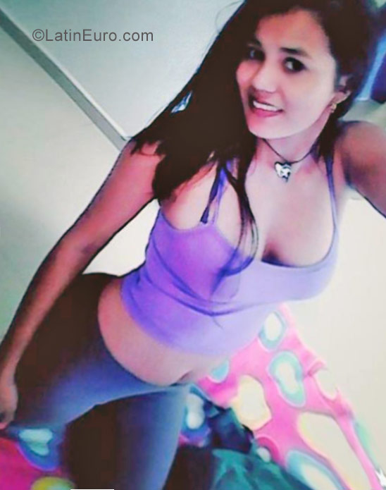 Date this foxy Colombia girl Diana from Armenia CO21135