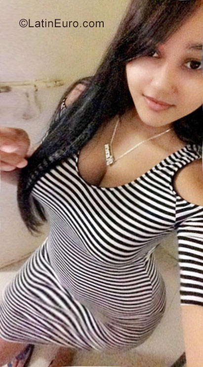 Date this charming Dominican Republic girl Karen from Santo Domingo DO28527