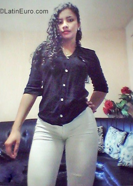 Date this attractive Colombia girl Daniela from Medellin CO21384