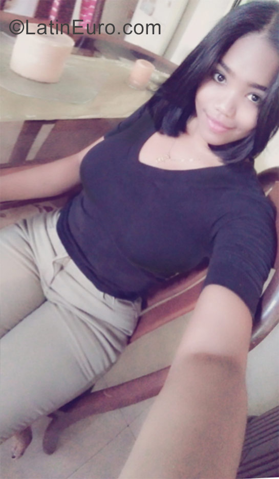 Date this happy Dominican Republic girl Mihara from Santo Domingo DO28876