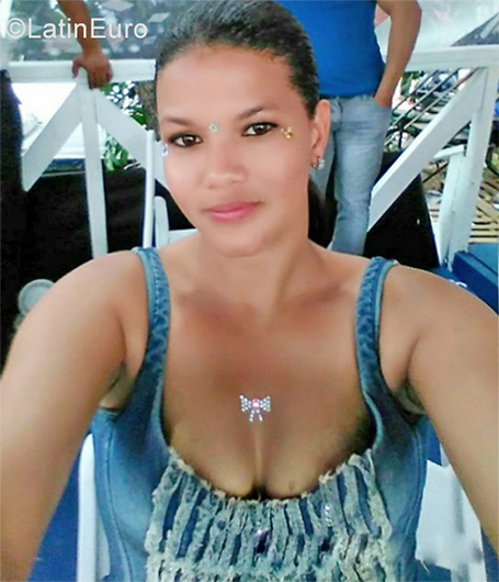 Date this athletic Dominican Republic girl Denny from La Vega DO28881