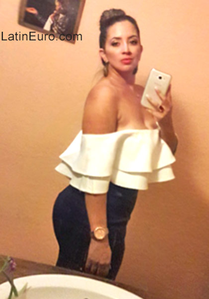 Date this hard body Colombia girl Mariana from Valledupar CO21601