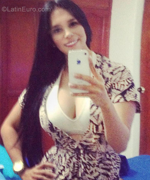 Date this good-looking Colombia girl Paulina from Bogota CO21716