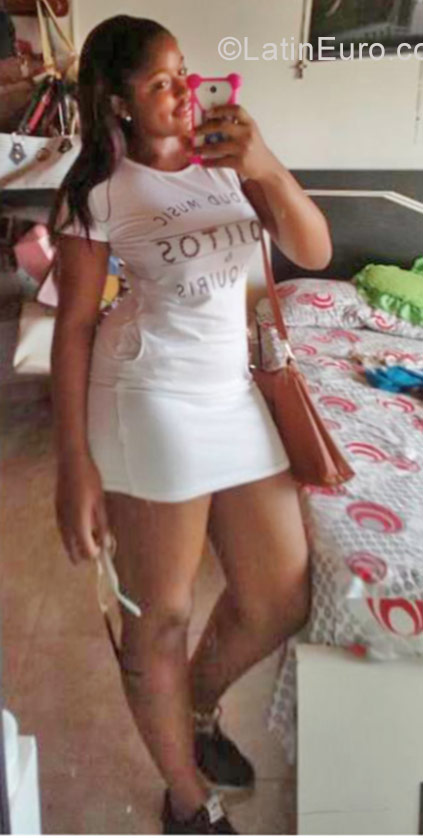 Date this nice looking Colombia girl Dayana from Apartado CO21809