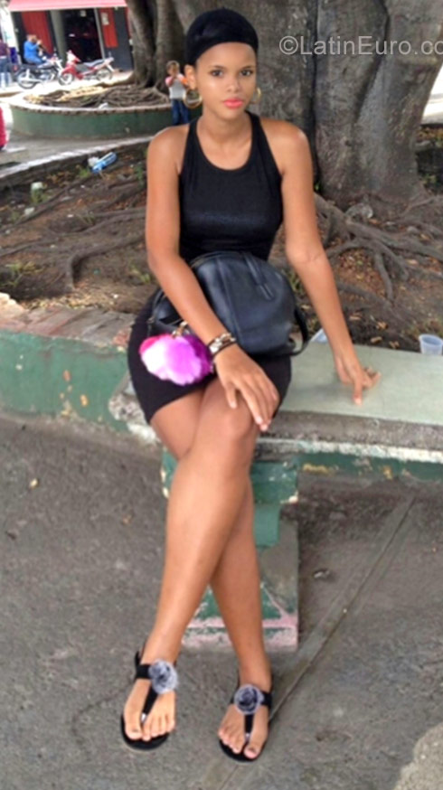 Date this foxy Dominican Republic girl Raquel from Santiago DO29276