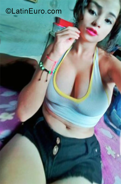 Date this foxy Colombia girl Kamila from Valledupar CO21868