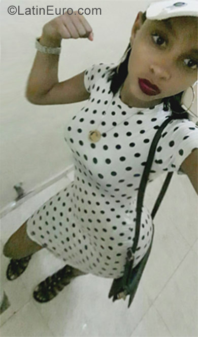 Date this foxy Dominican Republic girl Winifer from Santiago DO29389