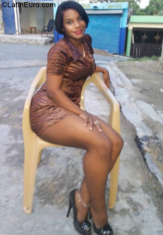 Date this foxy Dominican Republic girl Yenifer from Santo Domingo DO29464