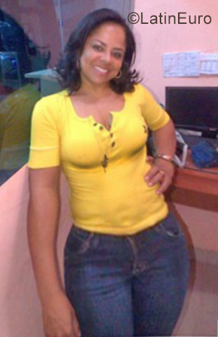 Date this foxy Dominican Republic girl Yosi from Santo Domingo DO29529