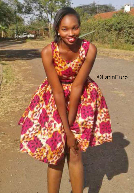 Date this voluptuous Kenya girl Emattah from Nairobi KE54