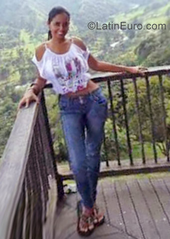 Date this happy Colombia girl Maria from Buenaventura CO22198
