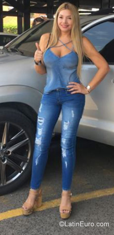 Date this gorgeous Colombia girl Viviana from Barranquilla CO22027