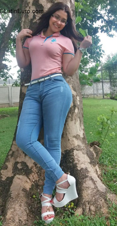 Date this stunning Dominican Republic girl Rosana from Santo Domingo DO29691