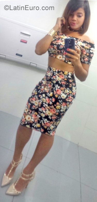 Date this gorgeous Dominican Republic girl Emely from Santo Domingo DO29753