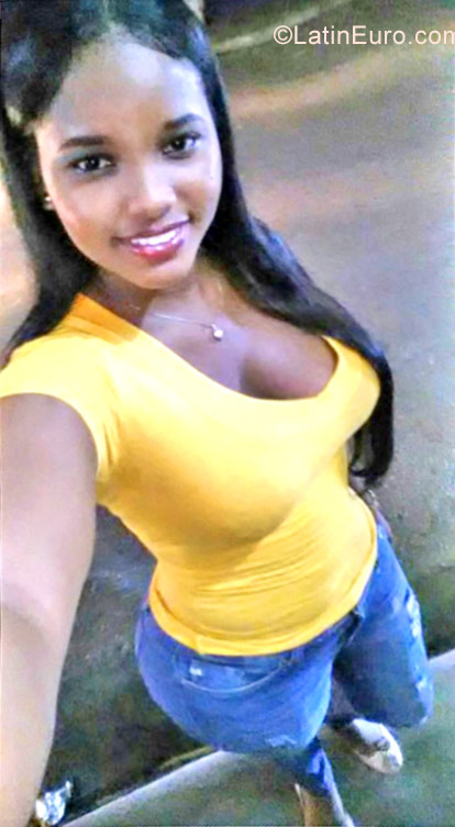 Date this stunning Dominican Republic girl Yokari from Santo Domingo DO29787