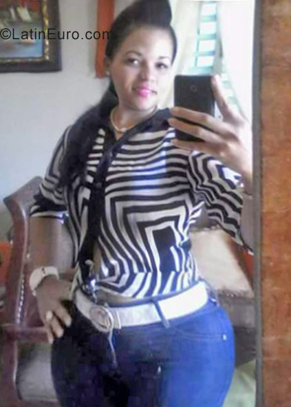 Date this happy Dominican Republic girl Karina from Santo Domingo DO29937