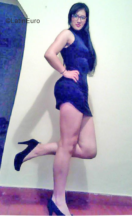 Date this sensual Colombia girl Xiomara from Bogota CO22142