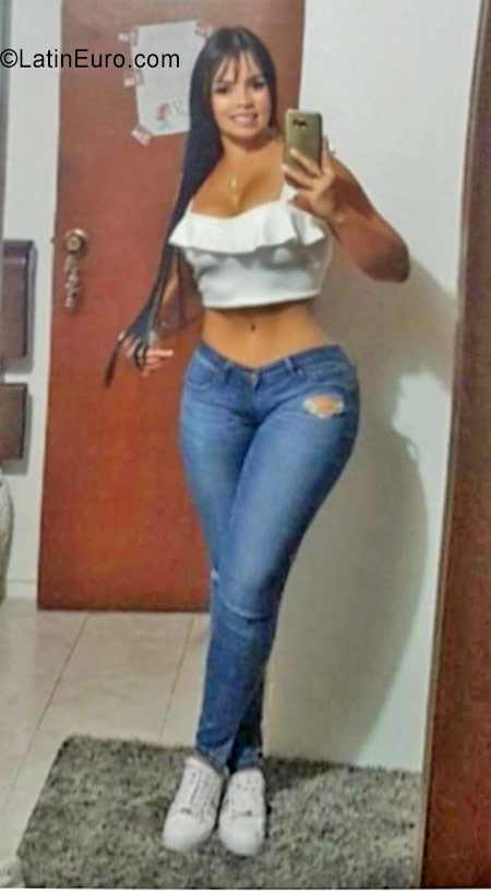 Date this nice looking Colombia girl Juno from Bogota CO22146