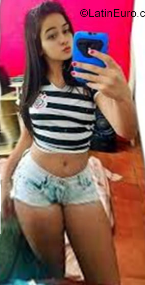 Date this attractive Brazil girl Bruna from Salvador BR10304