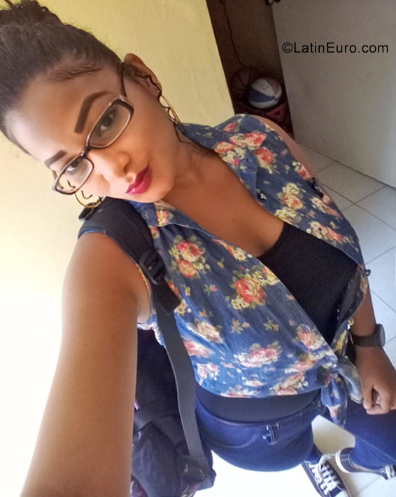Date this cute Dominican Republic girl Roxanna from Santo Domingo DO30423