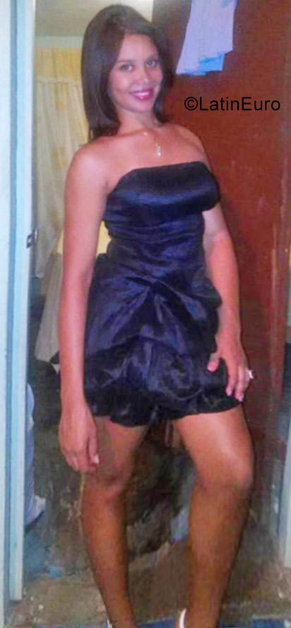 Date this foxy Dominican Republic girl Sorenly from Santo Domingo DO30524