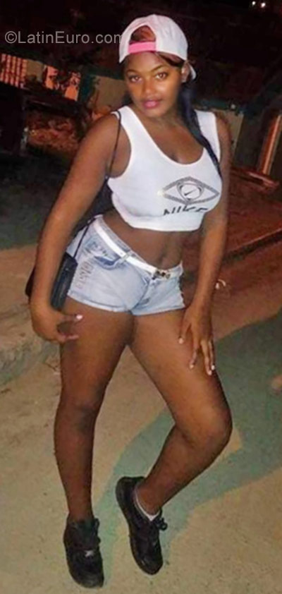 Date this hard body Dominican Republic girl Yondry from Santiago DO30577