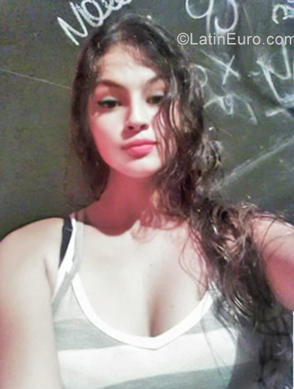 Date this nice looking Colombia girl Carol from Tulua CO22659
