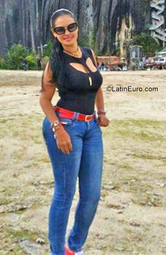 Date this lovely Colombia girl Fernanda from Pereira CO22673