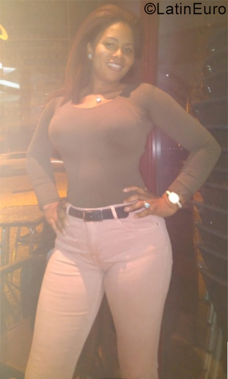 Date this hard body Dominican Republic girl Latina from Santo Domingo DO30833