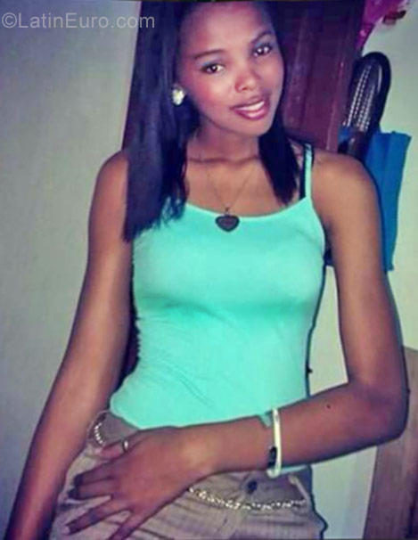 Date this athletic Dominican Republic girl Jesmal from Santo Domingo DO30834
