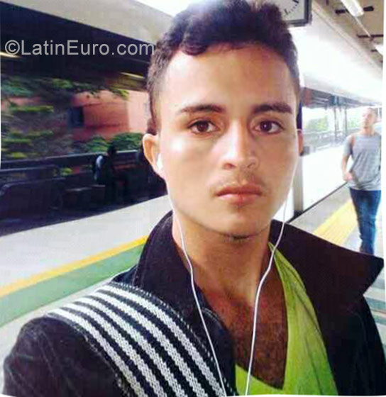 Date this good-looking Colombia man Carlos from Medellin CO22868