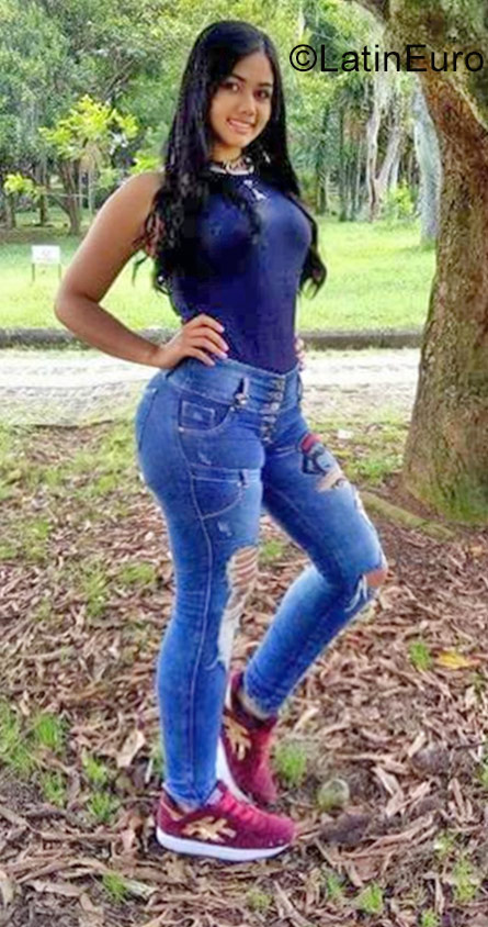 Date this nice looking Colombia girl Estefania from Medellin CO22874