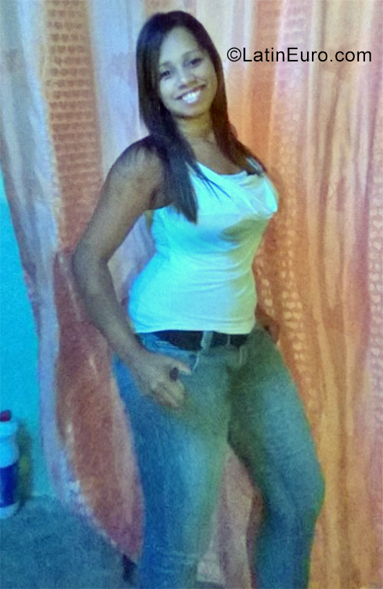 Date this hot Venezuela girl Yasmin from Caracas VE1179