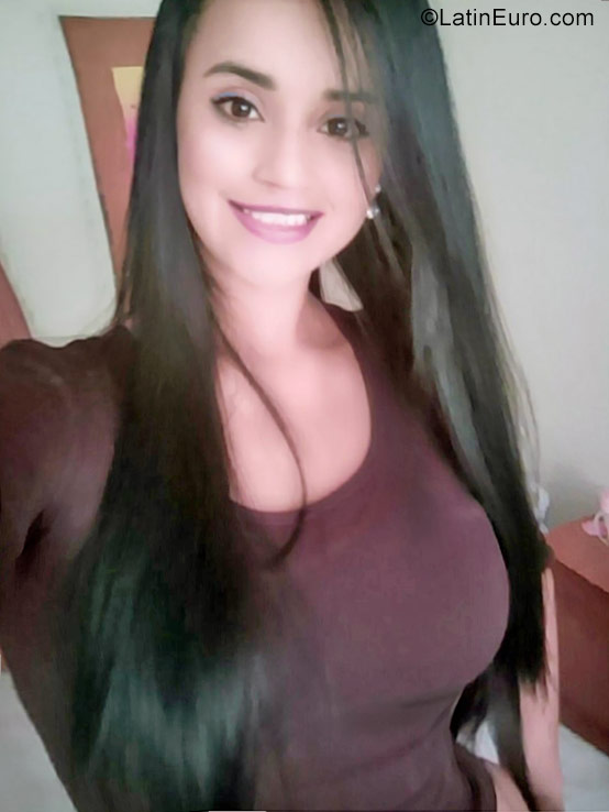 Date this voluptuous Colombia girl Yohana from Bogota CO22971