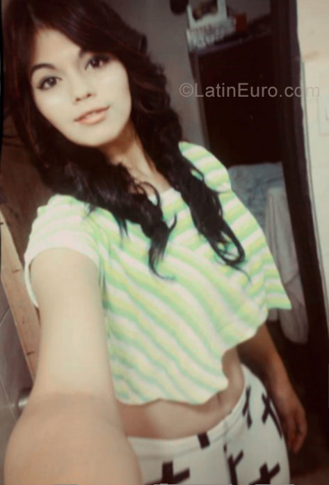 Date this gorgeous Venezuela girl Paola from Barina VE1213