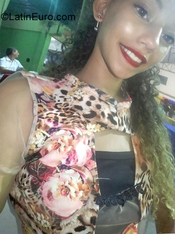 Date this athletic Brazil girl Kah from Manaus BR10391