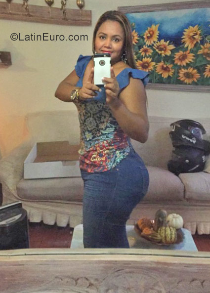 Date this hot Colombia girl Maria from Cali CO23035