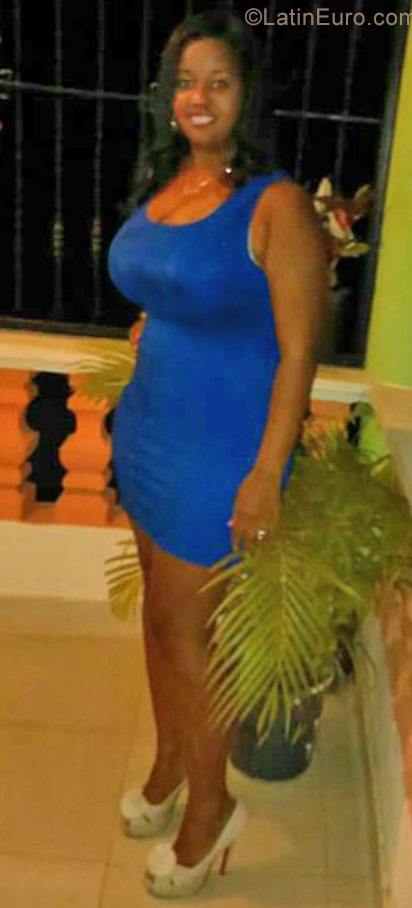 Date this gorgeous Dominican Republic girl Indhira from Santo Domingo DO31669