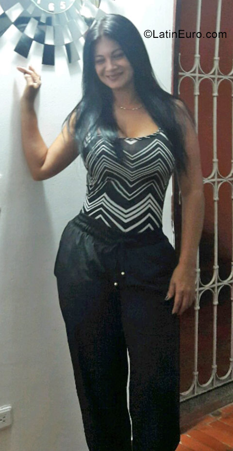 Date this tall Colombia girl Maria from Barranquilla CO23253